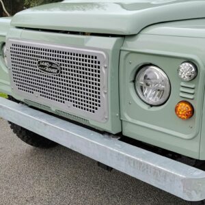 2014 Defender 110 2.2 Tdci Heritage Green A grill close