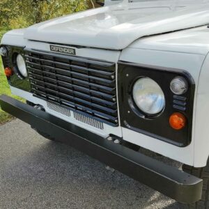 1999 Defender 110 SW Td5 White A grill close