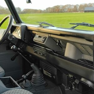 2000 Defender 90 CSW Epsom Green A dashboard