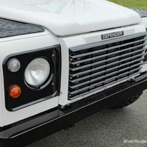 2000 Defender 110 Td5 AC White AA grill close